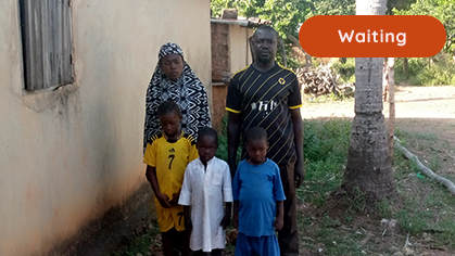 Nubian Vault of Aboubacar and their 5 children - waiting